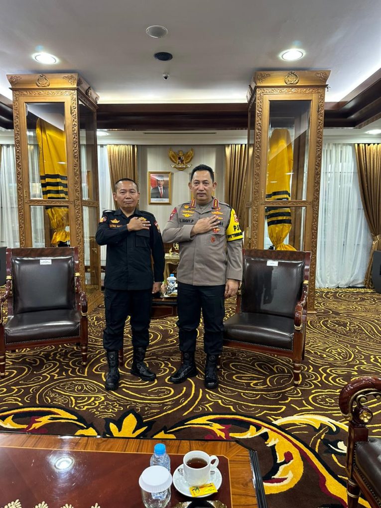 Ketua Umum Senkom Mitra Polri, Dr KPH Katno Hadi Mangunegara saat bertemu Kapolri Jenderal Pol Listyo Sigit Prabowo di Kantor Mabes Polri, Jakarta, Sabtu 6 September 2024. (Foto: dok. ist)