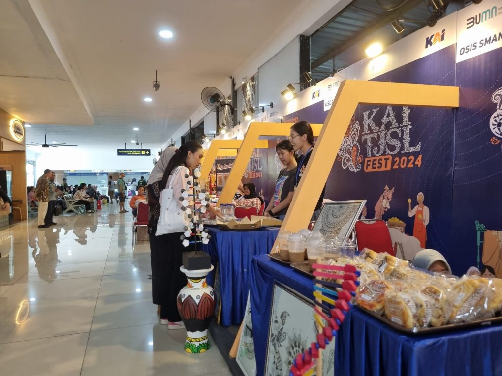 Bazar UMKM di Stasiun Balapan, salah satu kegiatan TJSL Fest 2024 yang digelar PT KAI. (Foto: dok. Humas Daop 6 Yogyakarta)