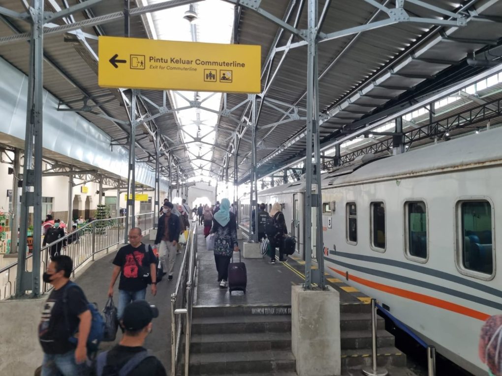 Stasiun Solo Balapan terhubung dengan Terminal Tirtonadi, KA Jarak Jauh, KA Bandara BIAS, Commuter Line, dan Bus Batik Solo Trans (BST). (Foto: dok. HHumas Daop 6 Yogyakarta)