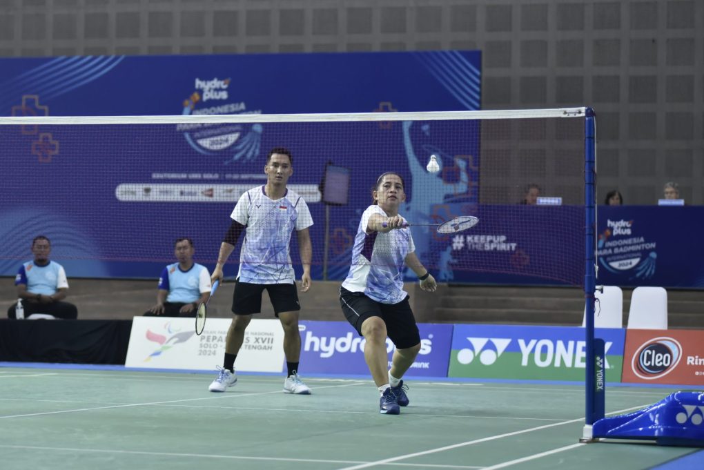 Keran kemenangan tim Indonesia dibuka oleh Ganda Campuran SL 3 – SU 5, Hikmat Ramdani/Leani Ratri Oktila bertemu dengan pasangan Indonesia lainnya, Fredy Setiawan/Khalimatus Sadiyah pada babak final HYDROPLUS Indonesia Para Badminton International 2024 yang diselenggarakan di Edutorium Universitas Muhammadiyah Surakarta, Solo, Jawa Tengah, Minggu 22 September 2024. (Foto: dok. MO. Hydroplus Indonesia Para Badminton Internasional 2024)