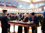 Rektor UNS Solo, Prof Dr Hartono melantik dan mengambil sumpah pejabat masa jabatan 2024-2029 di Auditorium GPH. Haryo Mataram UNS, Selasa 24 September 2024. (Foto: dok. Humas UNS Solo)