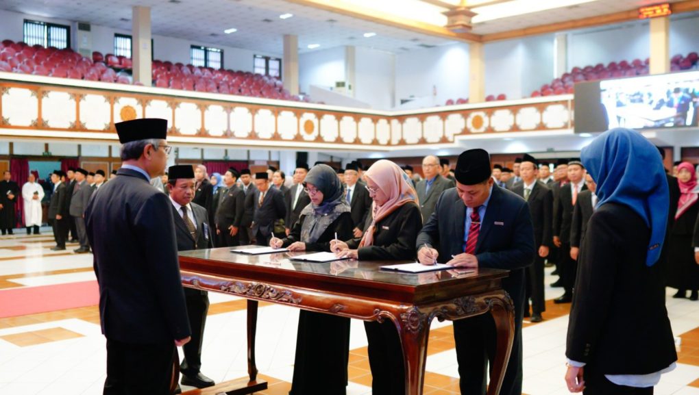 Rektor UNS Solo, Prof Dr Hartono melantik dan mengambil sumpah pejabat masa jabatan 2024-2029 di Auditorium GPH. Haryo Mataram UNS, Selasa 24 September 2024. (Foto: dok. Humas UNS Solo)