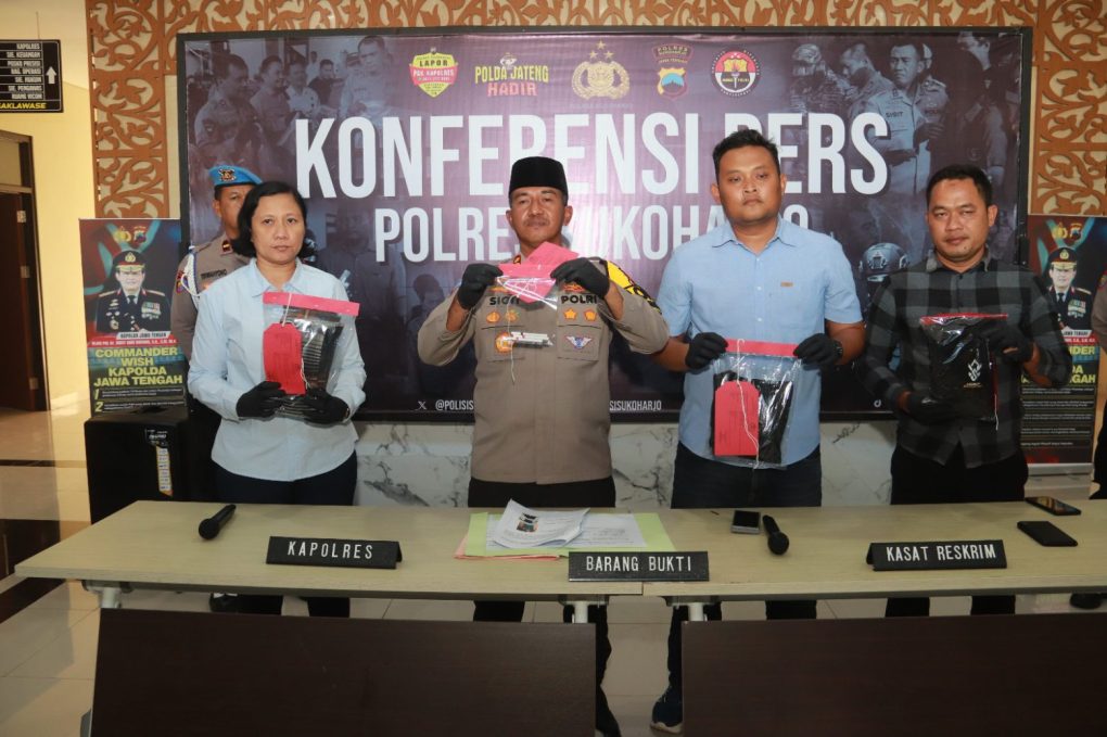 Kapolres Sukoharjo AKBP. Sigit menunjukkan sejumlah barang bukti dalam kasus dugaan penganiayaan yang menewaskan santri di salah satu ponpes di Sukoharjo, Selasa 17 September 2024. (Foto: dok Humas Polda Jateng)