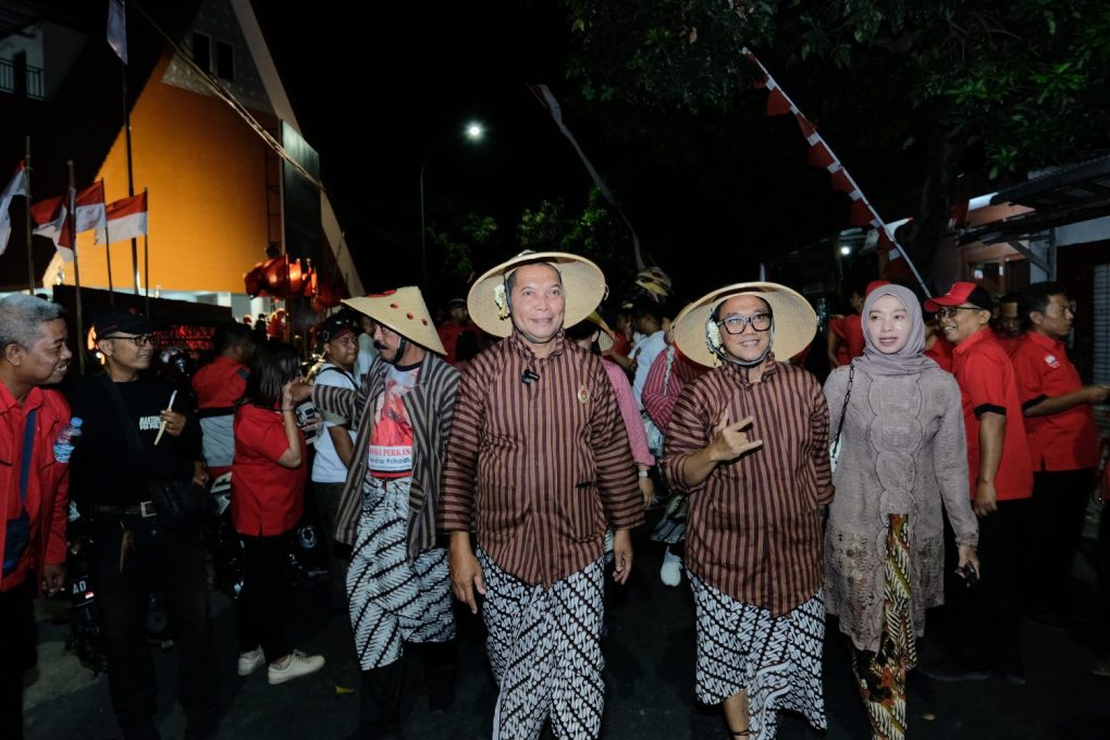 Paslon wali kota dan wakil wali kota Solo, Teguh Prakosa dan Bambang Nugroho (Teguh-Bambang) resmi mendaftarkan diri ke Komisi Pemilihan Umum (KPU) Kota Solo untuk berkontestasi di Pemilihan Wali Kota (Pilwalkot) Solo menjelang penutupan, Kamis malam 29 Agustus 2024. (Foto: Putri Sejati)