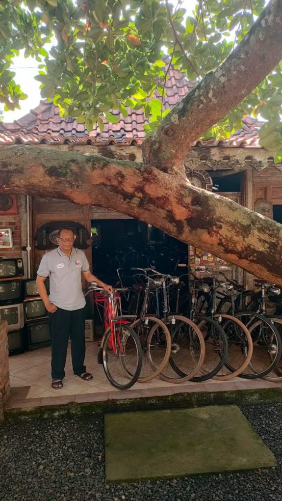 sepeda onthel koleksi dari Towilsfiets yg siap melayani turis mancanegara