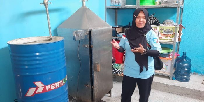 Bendahara Kelompok Jawak. Maryani menunjukkan salah satu alat bantuan Pertamina Patra Niaga JBT di Rumah Produksi Kelompok Jawak di Dusun Sumberagung, Desa Desa Sarimulyo, Kecamatan Kemusu, Kabupaten Boyolali, (Foto: Putri Sejati)