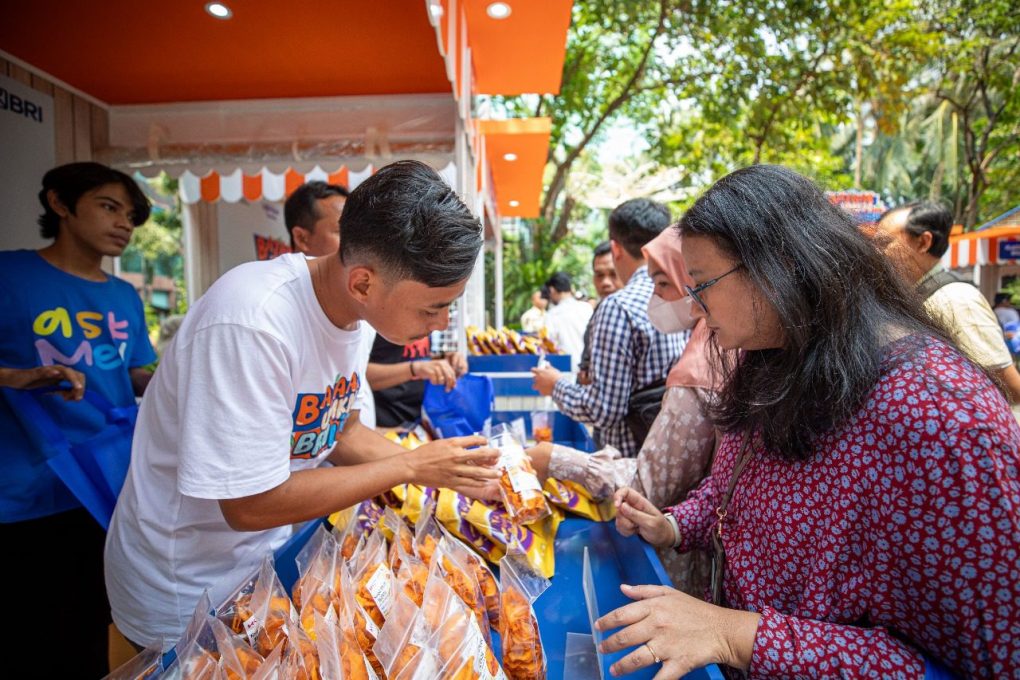 UMKM Keripik Ubi Jalar Kubu Raya menjadi peserta Bazaar UMKM BRILiaN yang diadakan di Area Taman BRI, Jakarta, pada Jumat 18 Oktober 2024. (Foto: dok. BRI)