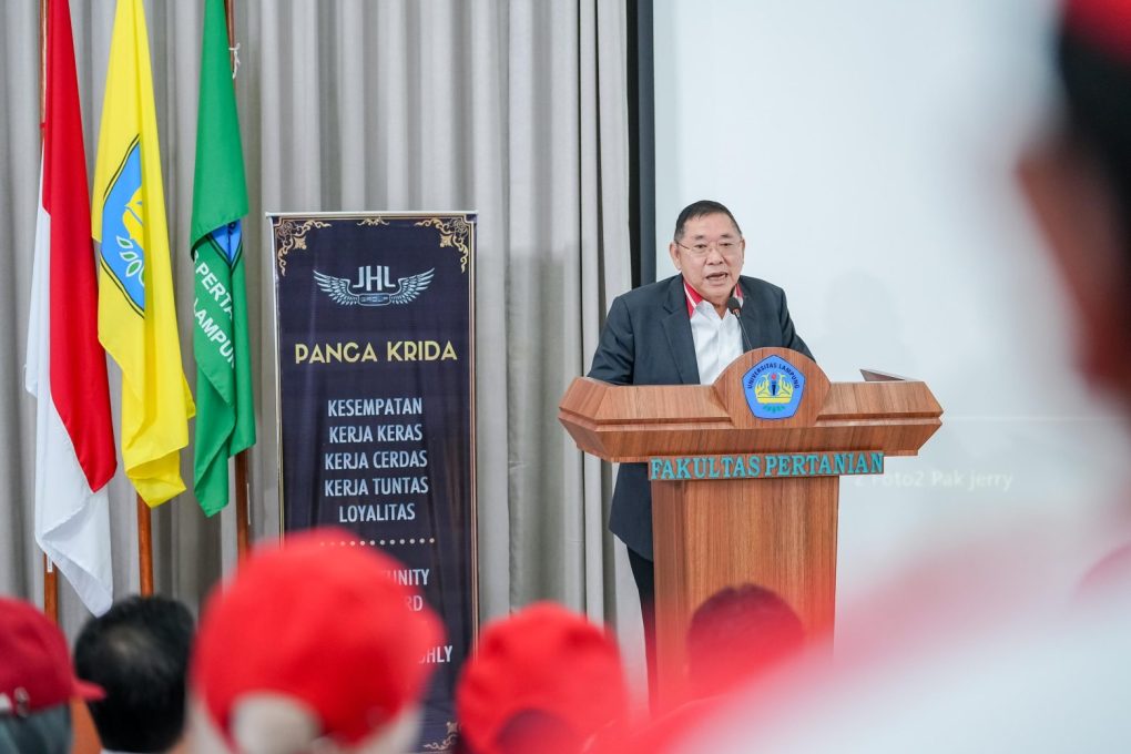 Yayasan JHL Merah Putih Kasih (JHL Foundation), Jerry Hermawan Lo saat berpidato di depan Wakil Rektor dan Dekan serta mahasiswa di Aula Fakultas Pertanian Unila, Bandar Lampung, Rabu 2 Oktober 2024. (Foto: dok. ist)