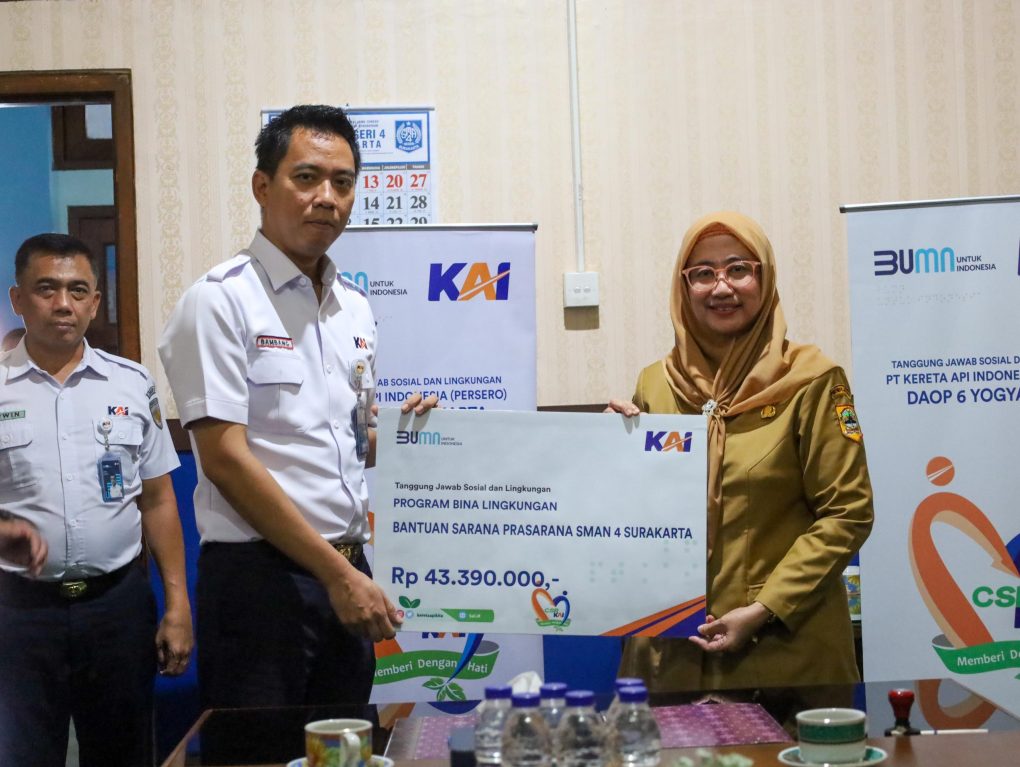 Daop 6 Yogyakarta menyalurkan dana TJSL kepada SMAN 4 Surakarta dan Sekolah Luar Biasa (SLB) Bhakti Kencana II, Senin 28 Oktober 2024. (Foto: dok. Humas Daop 6 Yogyakarta)