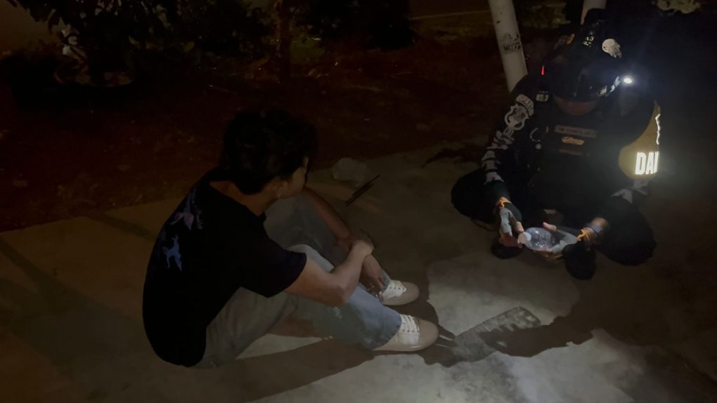 Tim Sparta Satuan Samapta Polresta Solo mengamankan dua pemuda yang kedapatan pesta miras saat nongkrong di jalan Popda Nusukan kecamatan Banjarsari Kota Surakarta, Minggu 27 Oktober 2024 dini hari. (Foto: dok. Humas Polresta Solo)