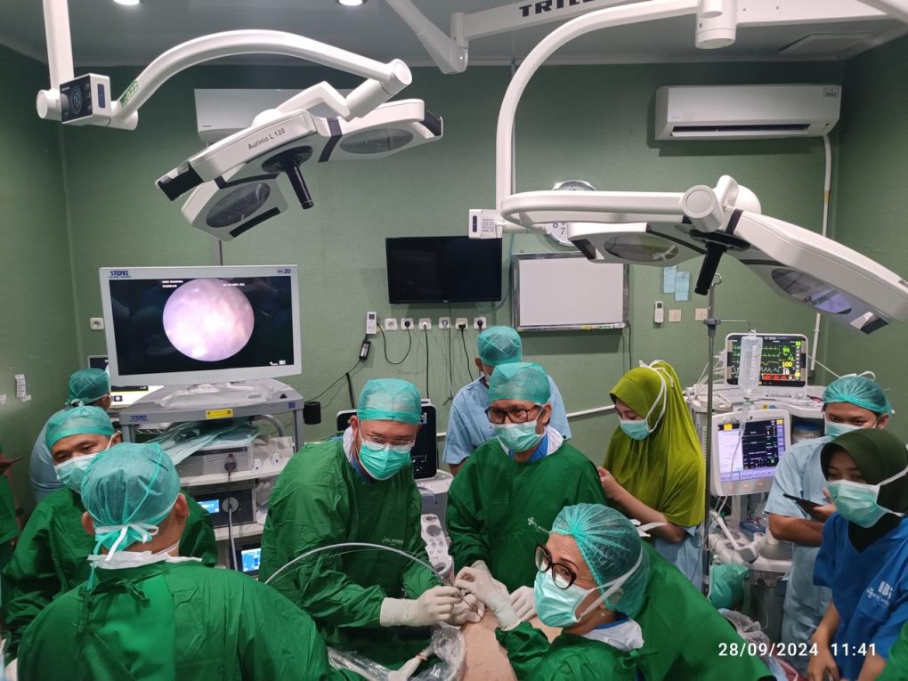 Fetoskopi Laser Ablasio perdana pada janin kembar dengan usia kandungan 22 minggu berhasil dijalankan oleh Divisi Fetomaternal KSM Obstetri dan Ginekologi RSUD Dr. Moewardi dengan pengampuan Tim Kemenkes RI dari RSAB Harapan Kita Jakarta di Instalasi Bedah Sentral (IBS) RSUD Dr. Moewardi pada Sabtu 28 September 2024. (Foto: dok. Humas RSDM Solo)