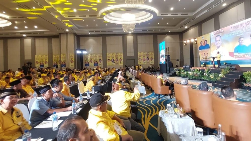 Ketum Partai Golkar, Bahlil Lahadalia saat saat memberikan arahan kepada ribuan kader dan ketua Golkar daerah 35 kabupaten/kota dalam Rapat Konsolidasi Pemenangan Pemilukada Provinsi Kabupaten dan Kota Seluruh Provinsi Jawa Tengah di Grand Mercure Solo Baru, Sabtu 5 Oktober 2024. (Foto: Putri Sejati)