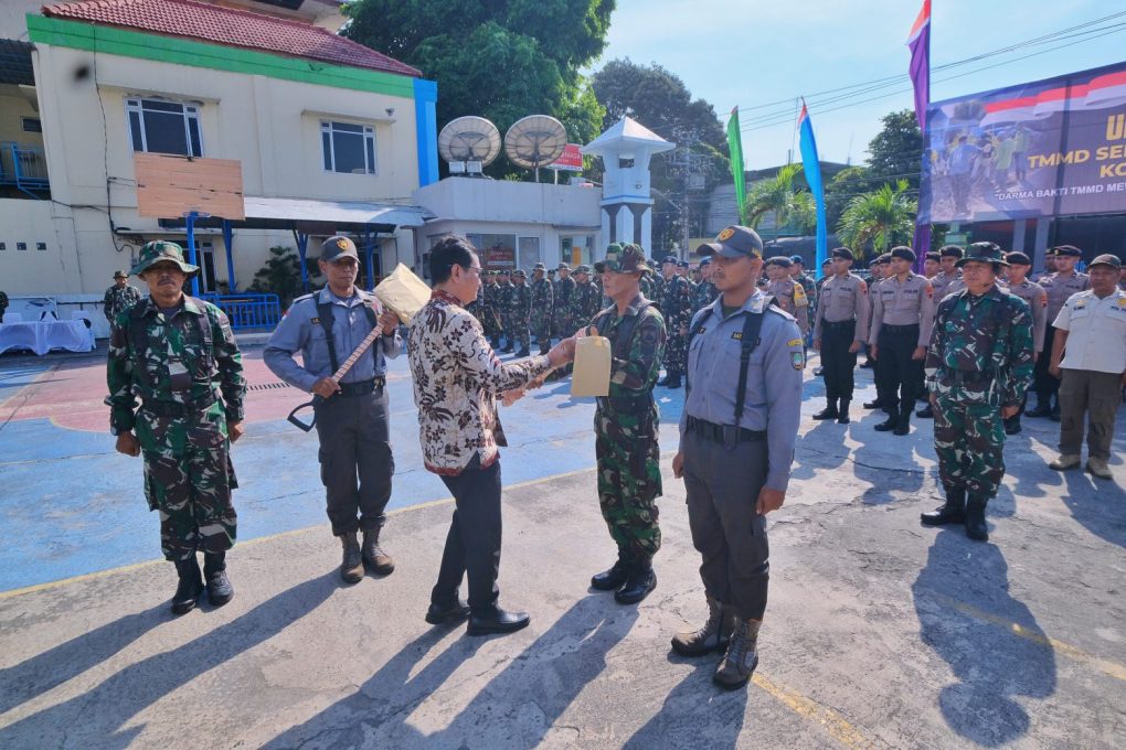 PJs Wali Kota Solo, Dhoni Widianto secara simbolis menyerahkan alat pertukangan saat upcara pembukaan TMMD Sengkuyung Tahap IV Tahun 2024 Kodim 0735/Solo, di Universitas Islam Batik Surakarta pada Rabu 2 Oktober 2024. (Foto" dok. Prokopim Kota Solo)