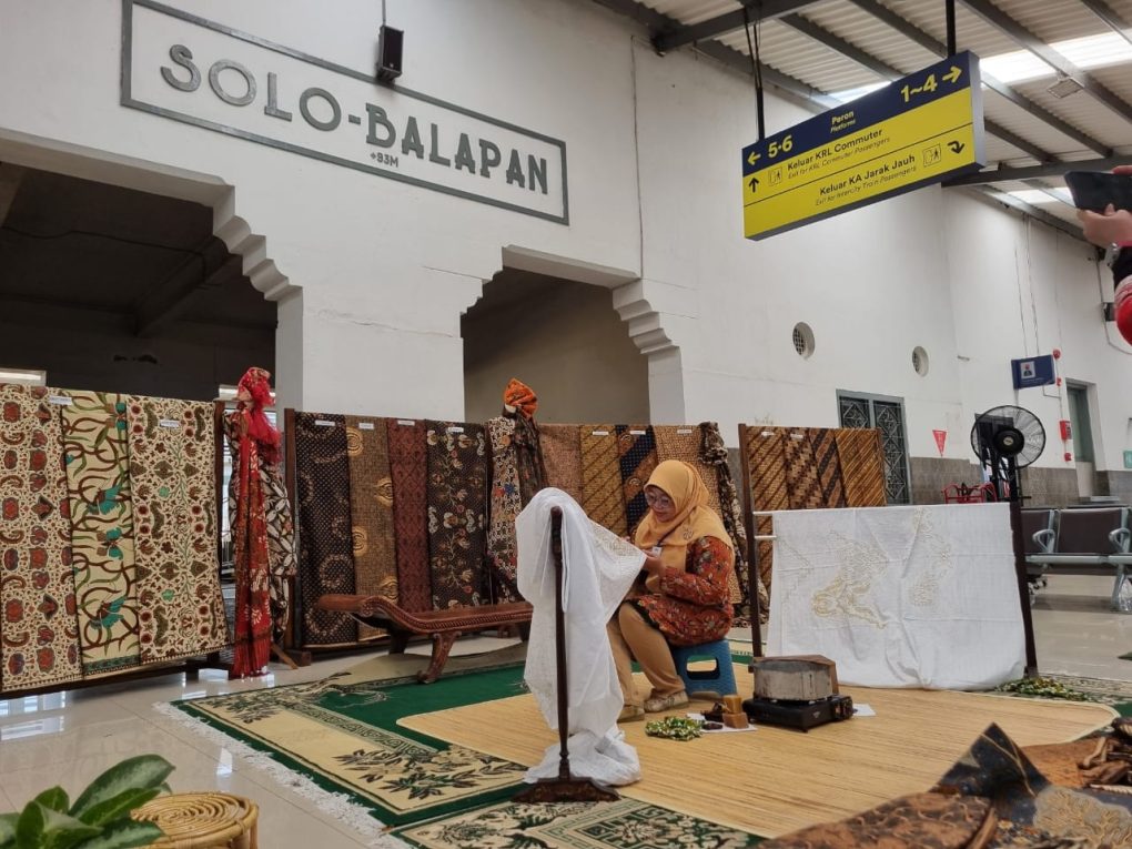 Daop 6 Yogyakarta berkolaborasi dengan Rotary Club Solo Kartini menghadirkan pameran dan edukasi batik kepada pelanggan bertepatan di peringatan Hari Batik Nasional di Stasiun Solobalapan, Rabu 2 Oktober 2024. (Foto: dok. Humas Daop 6 Yogyakarta)
