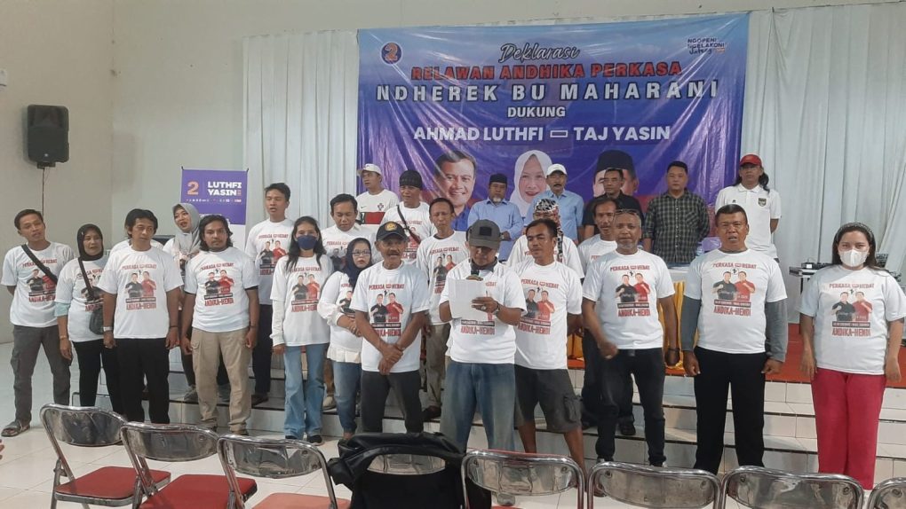 Relawan Andika Perkasa berubah arah dengan mendeklarasikan dukungan kepada papslon cagub Ahmad Lutfhi dan cawagub aj Yasin di Ayam-Ayam Resto, Kecamatan Colomadu, Kabupaten Karanganyar, Kamis 10 Oktober 2024 malam. (Foto: Putri Sejati)