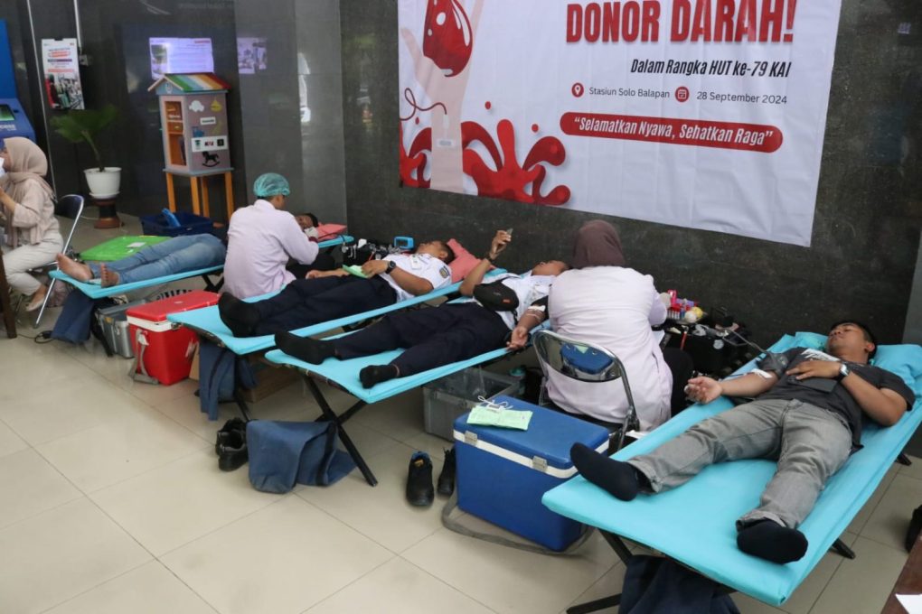 Aksi sosial donor darah dalam rangka peringatan HUT ke-79 PT KAI di Stasiun Solobalapan, Sabtu 28 September 2024. (Foto: dok. Humas Daop 6 Yogyakarta)