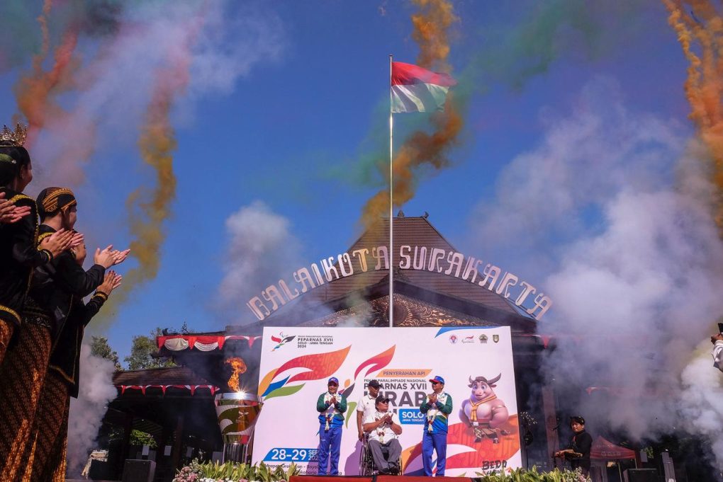 Kirab obor Peparnas XVII 2024 berakhir di Balai Kota Solo, Minggu 29 September 2024. (Foto: dok. PB Peparnas XVII Solo 2024)