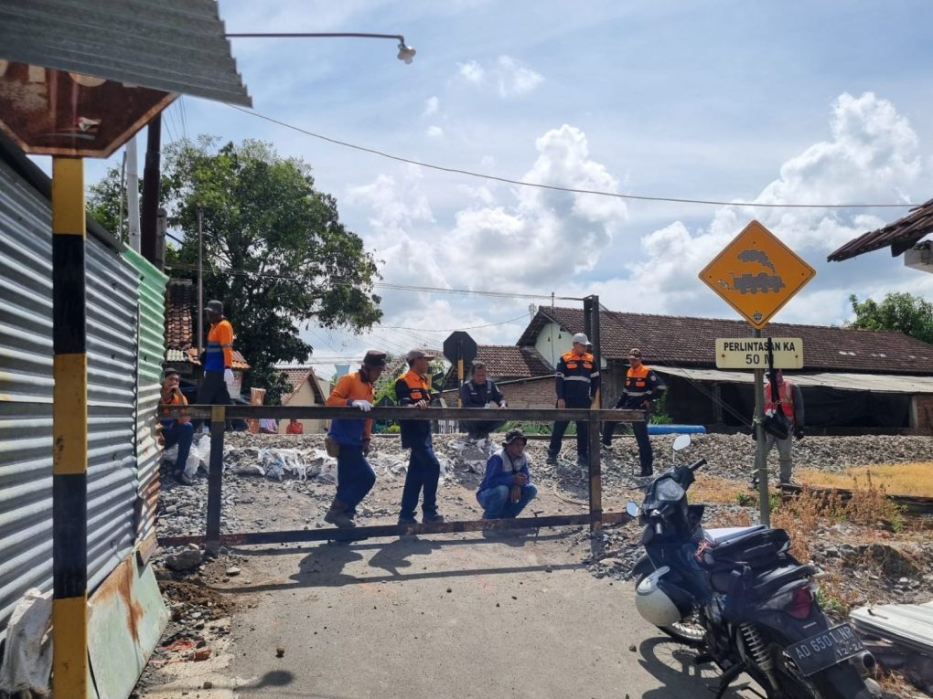 PT Kereta Api Indonesia (KAI) Daop 6 Yogyakarta menutup perlintasan tidak dijaga KM 13+0/1 antara Stasiun Solo Kota-Sukoharjo, Desa Larangan, Kecamatan Gayam, Kabupaten Sukoharjo, Jawa Tengah. (Foto: dok Humas Daop 6 Yogyakarta)