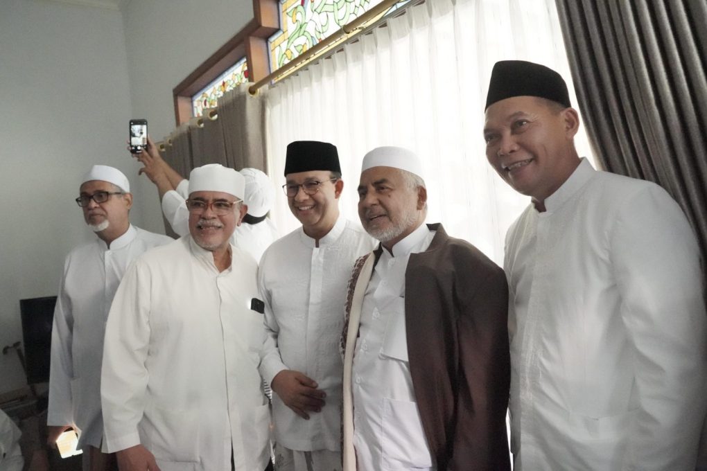 Cawali Solo nomor urut 1, Teguh Prajosa menghadiri Haul Habib Haul Habib Ali bin Muhammad Al Habsyi di Masjid Masjid Riyadh, Solo, Rabu 23 Oktober 2024. (Foto: dok ist)