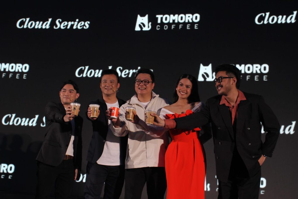 Setahun Jual 40 Juta Cup, TOMORO COFFEE Kenalkan Maudy Ayunda Jadi TOMORO EMPOWERING OFFICER
