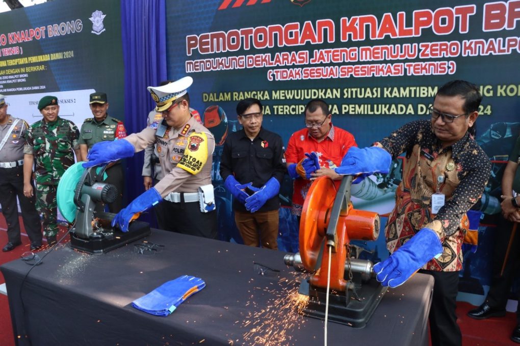 Pemusnahan knalpot brong secara simbolis di apel deklarasi Keselamatan Lalu Lintas Menuju Polda Jateng Zero Knalpot Brong dalam rangka mensukseskan Pilkada Damai 2024 di depan Kantor TMC Polresta Solo saat kegiatan Car Free Day (CFD), Minggu pagi 6 Oktober 2024. (Foto: Puttri Sejati)