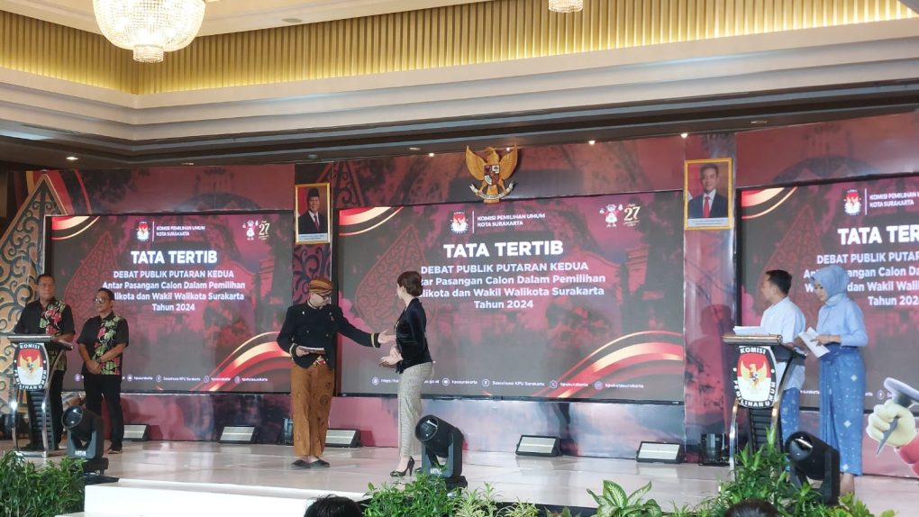 Debat kedua Pilkada Kota Solo yang digelar di Hotel Swiss-Belinn Saripetojo Solo, Senin 18 November 2024 malam, (Foto: Putri Sejati)