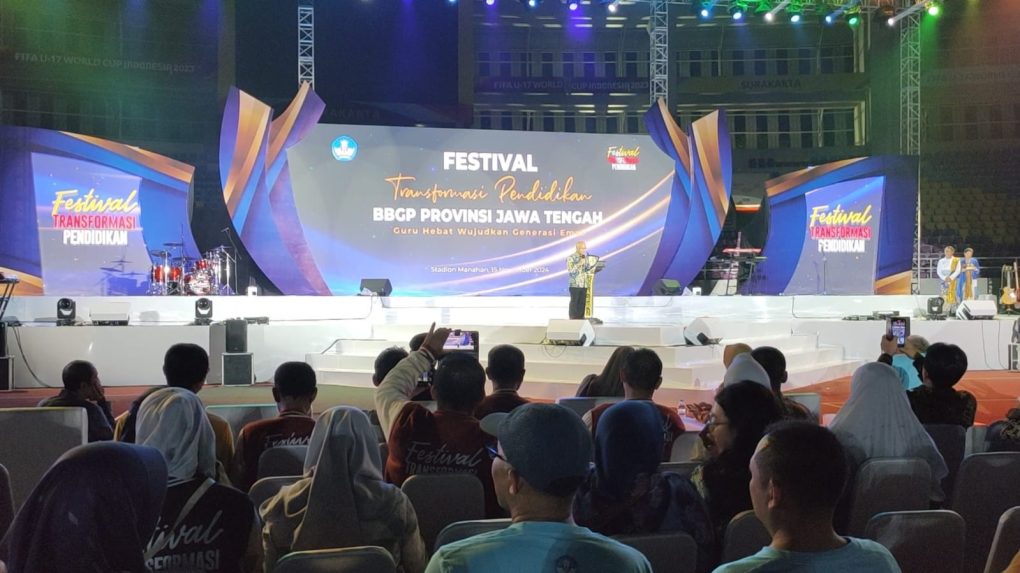 Wakil Menteri Pendidikan Dasar dan Menengah (Wamendikdasmen), Atip Latipulhayat menghadiri malam puncak Festival Transformasi Pendidikan 2024 yang digelar Balai Besar Guru Penggerak (BBGP) Provinsi Jawa Tengah di Stadion Manahan, Kota Solo, Jawa Tengah, Kamis 15 November 2024 malam. (Foto: Putri Sejati)