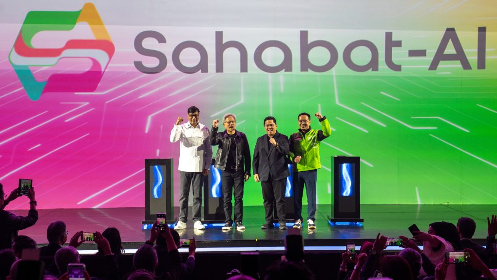 Tampak pada gambar: (ki-ka) Vikram Sinha President Director & CEO Indosat Ooredoo Hutchison, Jensen Huang NVIDIA founder and CEO, Erick Thohir Menteri BUMN, dan Patrick Walujo Direktur Utama GoTo berfoto bersama setelah meluncurkan Sahabat-AI, di The Tribrata Darmawangsa, Jakarta, Kamis 14 November 2024. (Foto: dok. IOH)