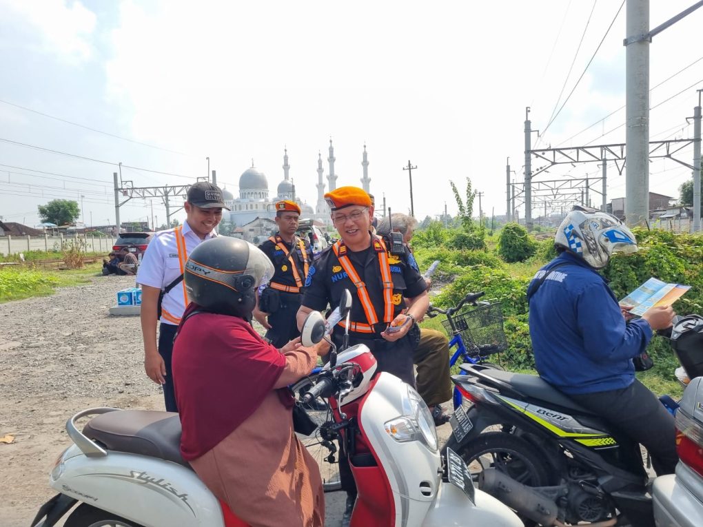 Daop 6 Yogyakarta menggandeng Satlantas Polresta Solo melakukan penindakan pelanggaran lalu lintas di area perlintasan sebidang JPL 116, Kelurahan Gilingan, Kecamatan Banjarsari, Kota Solo, Rabu 6 November 2024. (Foto: dok. Humas Daop 6 Yogyakarta)