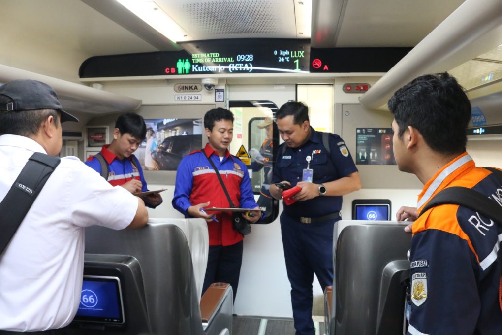 PT Kereta Api Indonesia (KAI) Daop 6 Yogyakarta bersama dengan Balai Teknik Perkeretaapian (BTP) Kelas I Semarang Kemenhub RI melakukan ramp check Standar Pelayanan Minimum (SPM) untuk memastikan kondisi rangkaian kereta api (KA) dalam kondisi optimal menjelang musim libur Natal dan Tahun Baru (Nataru) 2024. (Foto: dok. Humas Daop 6 Yogyakarta)