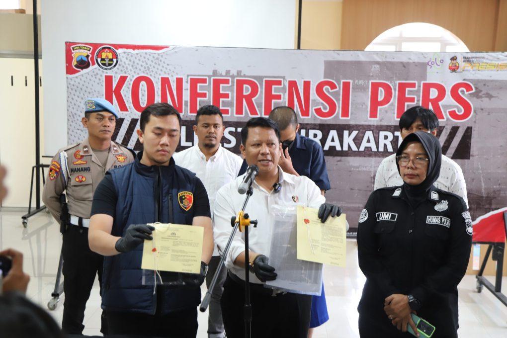 Konferensi pers mengenai pelaku order fiktif ojol di Mapolresta Solo, Senin 12 November 2024. (Foto: dok Humas Polresta Solo)