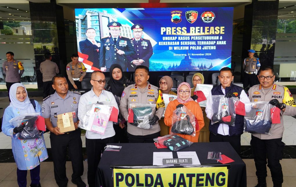 Wakapolda Jateng Brigjen Pol Agus Suryonugroho didampingi Dirreskrimum Kombes Pol Dwi Subagio dan Kabidhumas Kombes Pol Artanto dalam konferensi pers di Mapolda Jateng, Senin 11 November 2024. (Foto: dok Humas Polda Jateng)