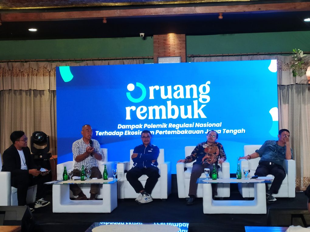 Petani tembakau dan pekerja industri rokok kompak menolak RPMK dalam Ruang Rembug yang mengangkat tema “Dampak Polemik Regulasi Nasional Terhadap Ekosistem Pertembakauan Jawa Tengah” yang bertempat di Kulonuwun Kopi, Kamis 14 November 2024. (Foto: Putri Sejati)