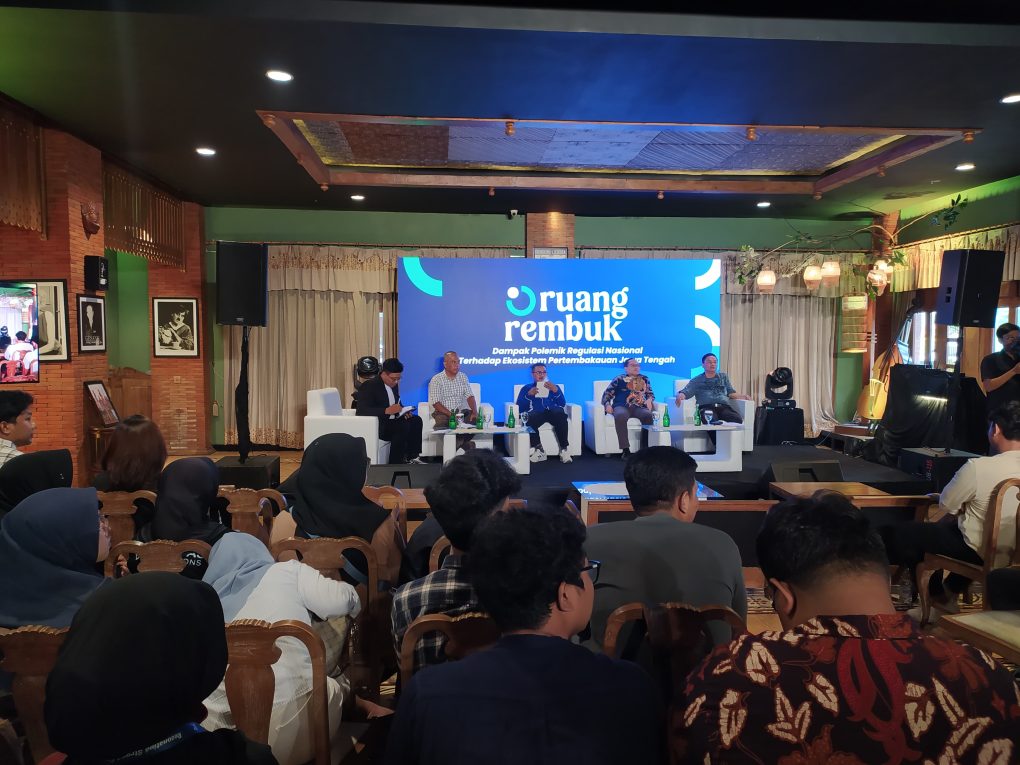 Ruang Rembug dengan tema Dampak Polemik Regulasi Nasional Terhadap Ekosistem Pertembakauan Jawa Tengah. Acara ini digelar di Kulonuwun Kopi, Kamis 14 November 2024. (Foto: Putri Sejati)