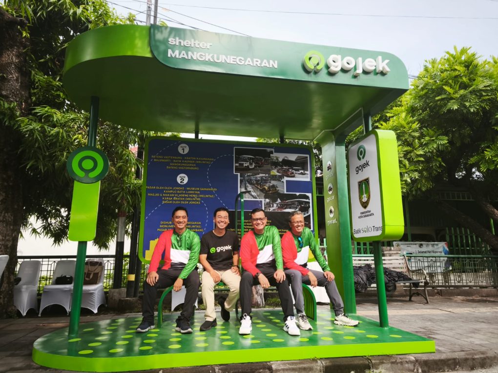 Pjs Wali Kota Solo, Dhoni Widianto, bersama VP Regional Gojek Central West Java Farid Isnawan (tengah) saat peresmian Shelter Gojek Mangkunegaran. (Foto: dok Gojek Indonesia)