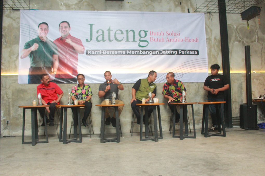Calon Gubernur dan Wakil Gubernur Jawa Tengah nomor urut 01, Andika Perkasa dan Hendrar Prihadi (Hendi) saat berdiskusi dengan puluhan Gen-Z di Almamater Coffee Solo, Kamis 20 November 2024. (Foto: Putri Sejati)