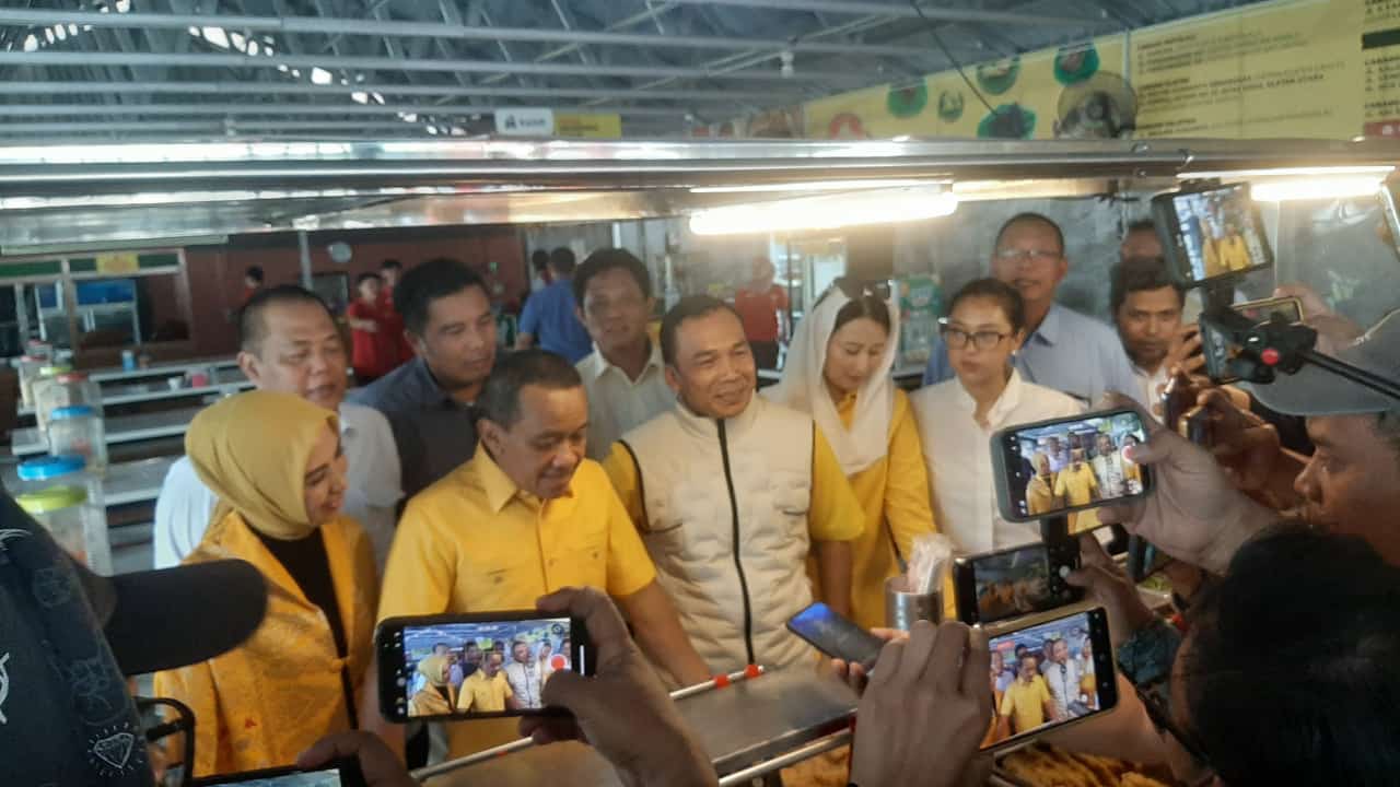 Ketua Umum Partai Golkar, Bahlil Lahadalia usai santap siang di Soro Seger Hj Fatimah di Comomadu, Karanganyar, Jawa tengah sebelum turun gunung ikut mengkampanyekan Cakada yang diusung KIM Plus di Pilkada 2024.