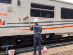 cuci kereta Petugas Cuci Kereta membersihkan rangkaian KA di Stasiun Lempuyangan. (Foto: Dok. Humas Daop 6 Yogyakarta)
