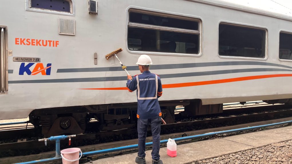 Petugas Cuci Kereta membersihkan rangkaian KA di Stasiun Lempuyangan. (Foto: Dok. Humas Daop 6 Yogyakarta)