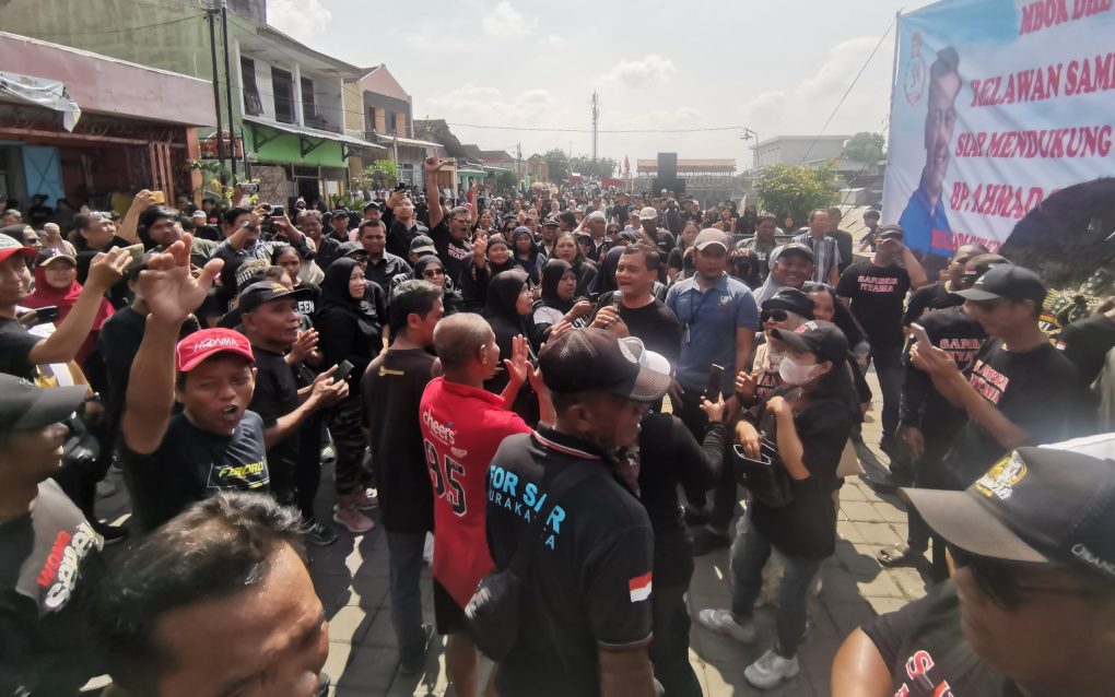 Sebanyak 15.000 Relawan Samber Nyowo Kota Solo mendeklarasikan diri untuk memenangkan Calon Gubernur Ahmad Luthfi di Pemilihan Gubernur Jawa Tengah (Pilgub Jateng) 2024 di Taman sekitar Pintu Air Demangan, Jebres Kota Solo, Minggu 3 November 2024. (Foto: Putri Sejati)