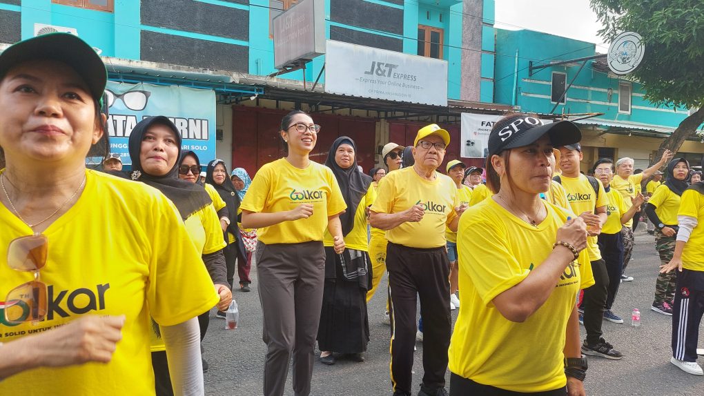 Tokoh nasional Partai Golkar, Akbar Tandjung beserta istrinya, Krisnina Maharani dan Ketua DPD Partai Golkar Solo, Sekar Tandjung mengikuti senam massal untuk memeriahkan rangkaian perayaan HUT ke-60 Partai Golkar, Sabtu 16 November 2024. (Foto: Putri Sejati)