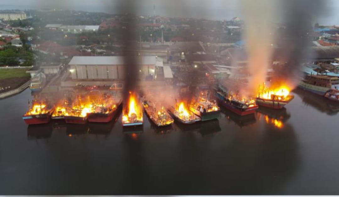 Sebanyak 12 kapal perikanan yang tengah bersandar di Pelabuhan Perikanan Nusantara Pekalongan, Kota Pekalongan terbakar hebat, Selasa, 12 November 2024, sekitar pukul 02.15 WIB. (Foto: dok. Humas Polda Jateng)