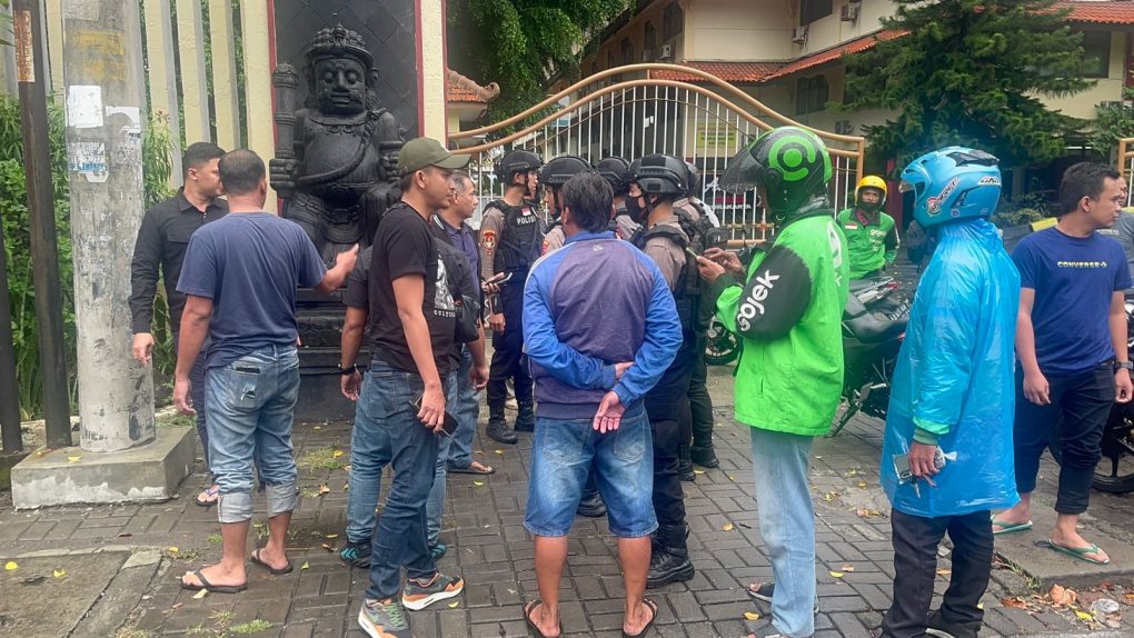 Tim Sparta Polresta Solo mengamankan seorang warga lantaran menganiaya driver ojol di Jalan Adi Sucipto, Kota Solo, Jawa Tengah, Minggu 3 November 2024. (Foto: dok. Polresta Solo)