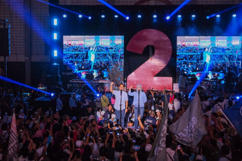 Paslon wali kota dan wakil wali kota Solo nomor urut 02, Respati Ardi dan Astrid Widayani mengutarakan sejumlah janji di hadapan ribuan massa pendukung yang hadir dalam Kampanye Akbar “Semarak Pasti Melanjutkan” di GOR Sritex Arena, Jumat 22 November 2024. (Foto: Putri Sejati)