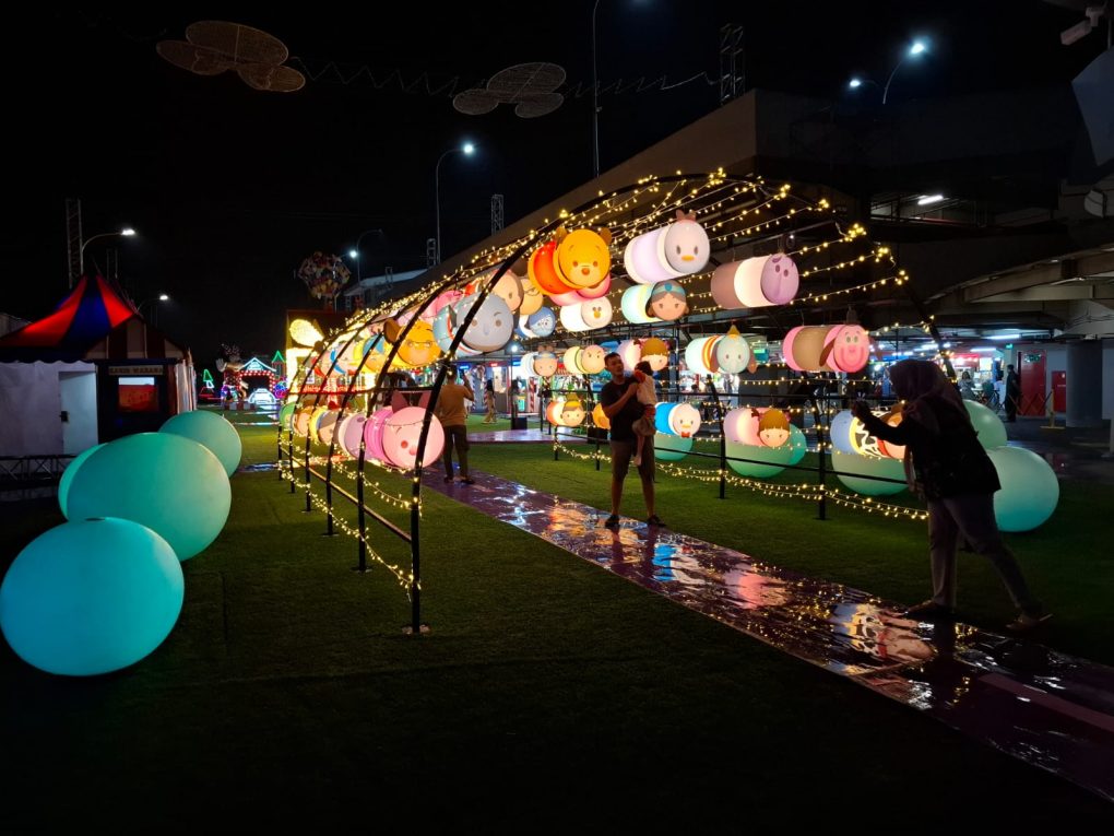 Instalasi bertema Disney Pixar di Lantai P2 Rooftop menjadi salah satu wahana yang memeriahkan event Disney Pixar Holiday Celebration di Mall Pakuwon Solo Baru, Sukoharjo, Jawa Tengah. (Foto: Putri Sejati)