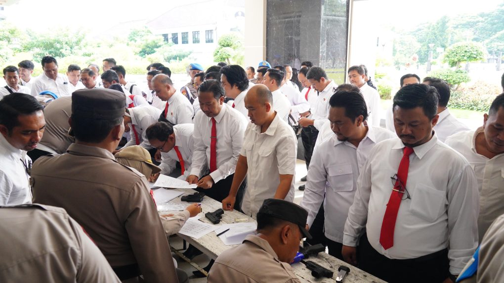 Polda Jateng menggelar kegiatan Pemeriksaan Pemegang Senjata Api (Senpi) Dinas di Lapangan Mapolda Jateng, Senin 23 Desember 2024 pagi. (Foto: dok. Humas Polda Jateng)