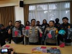 Kapolresta Banyumas, Kombes Pol Ari Wibowo menunjuukan barang bukti dalam rilis yang digelar di Aula Rekonfu Mapolresta Banyumas, Selasa 24 Desember 2024. (Foto: dok Humas Polresta Banyumas)