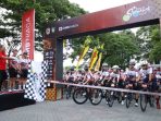 Wali Kota Solo, Teguh Prakosa (tengah) bersama Branch Area Head Jawa Tengah Area V CIMB Niaga Aryani Winarno (kiri) dan Ketua Solo Cycling Community (SCC) sekaligus Ketua Panitia CIMB Niaga Tour de Surakarta 2024 Suryo Danu Kusumo (kanan) melepas keberangkatan (flag off) peserta Tour de Surakarta 2024 di depan Benteng Vastenburg, Sabtu 30 Novemner 2024. (Foto: Putri Sejati)
