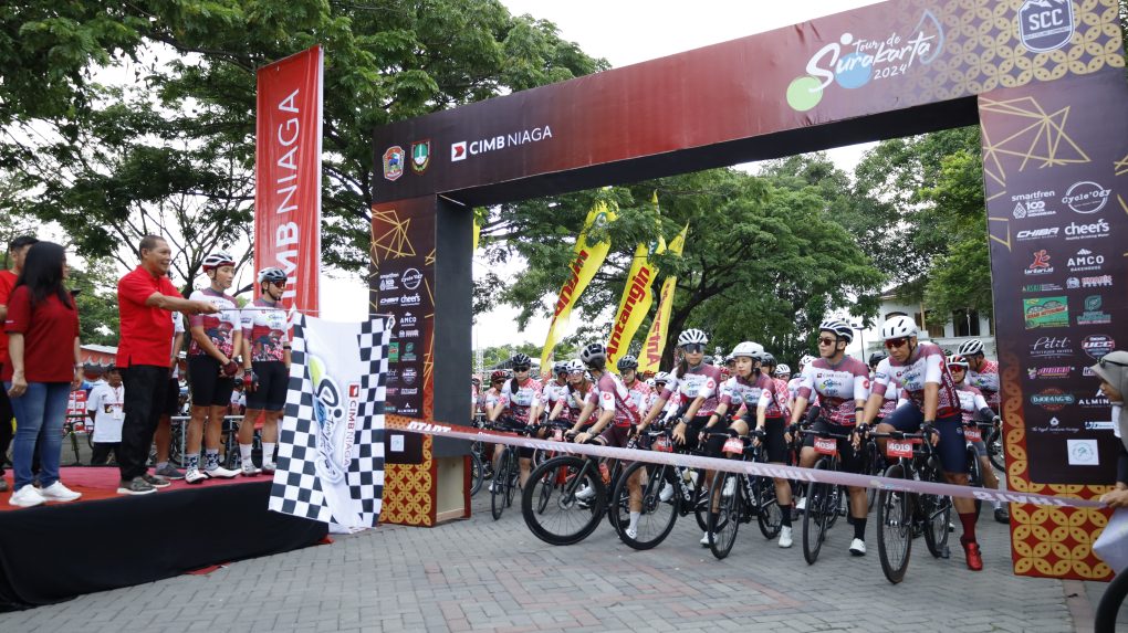 Wali Kota Solo, Teguh Prakosa (tengah) bersama Branch Area Head Jawa Tengah Area V CIMB Niaga Aryani Winarno (kiri) dan Ketua Solo Cycling Community (SCC) sekaligus Ketua Panitia CIMB Niaga Tour de Surakarta 2024 Suryo Danu Kusumo (kanan) melepas keberangkatan (flag off) peserta Tour de Surakarta 2024 di depan Benteng Vastenburg, Sabtu 30 Novemner 2024. (Foto: Putri Sejati)