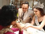 Miss Universe Indonesia 2024, Clara Shafira bersama National Director Miss Universe Indonesia, Teuku Jordan Zacky saat melayani beberapa customer beruntung yang tengah berbelanja di Toko J5ISMOYO yang berada di lantai upper ground Mall Pakuwon Solo Baru, Sabtu 18 Januari 2025. (Foto: Putri Sejati)